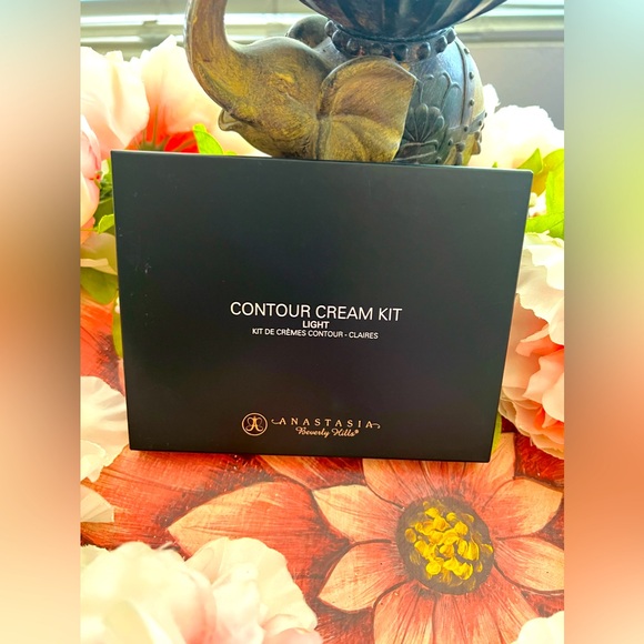 Anastasia Beverly Hills Other - 💕New/Unused💕 Anastasia Beverly Hills, Contour Smoothing Kit. Color: Light